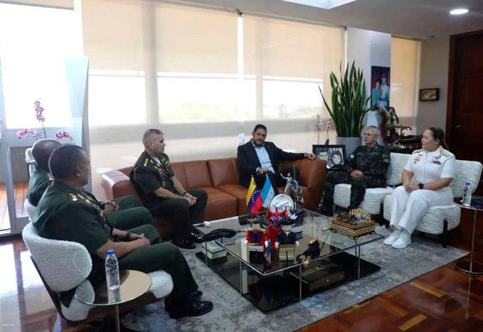 Jefe de las FF AA defiende viaje a Venezuela