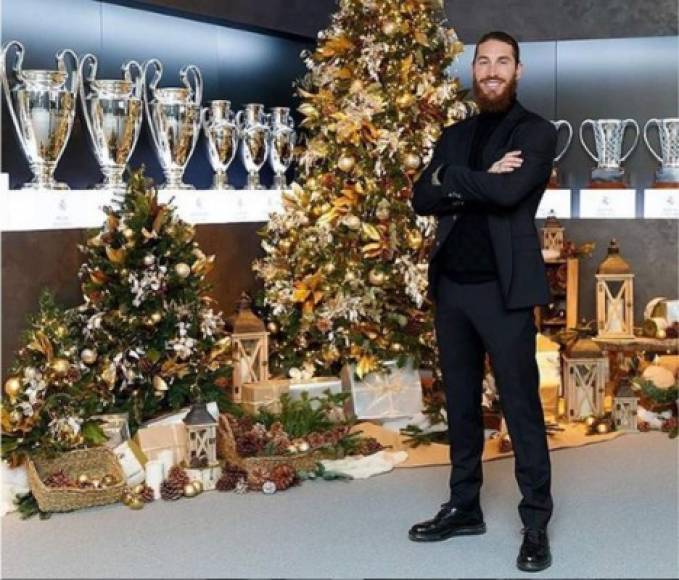 Sergio Ramos colgó esta imagen con las copas del Real Madrid. '¡Feliz Navidad! Los mejores deseos y, sobre todo, mucha salud para todos', escribió el capitan madridista.