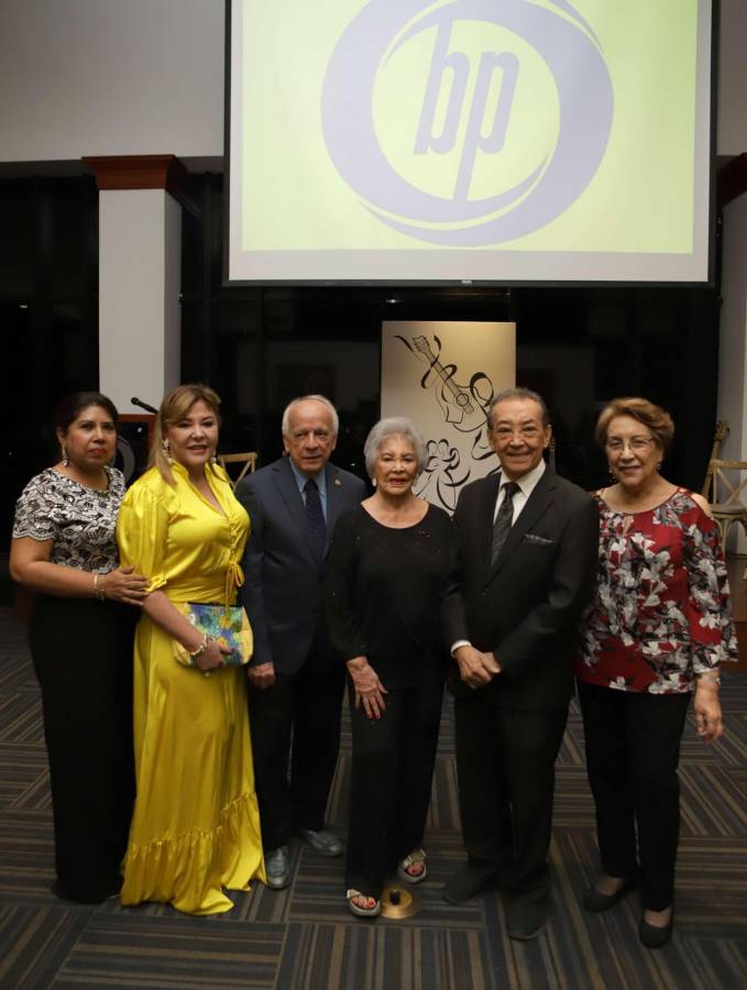 Banpaís y Grupo Cultural Tribu en una noche dedicada al bolero