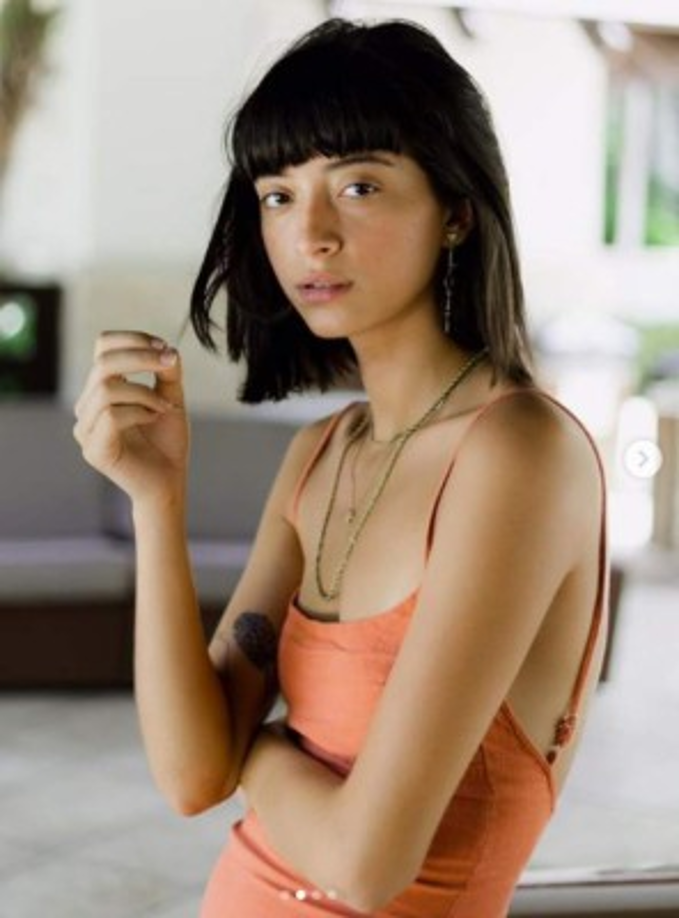 La belleza natural de Natalia es innegable.