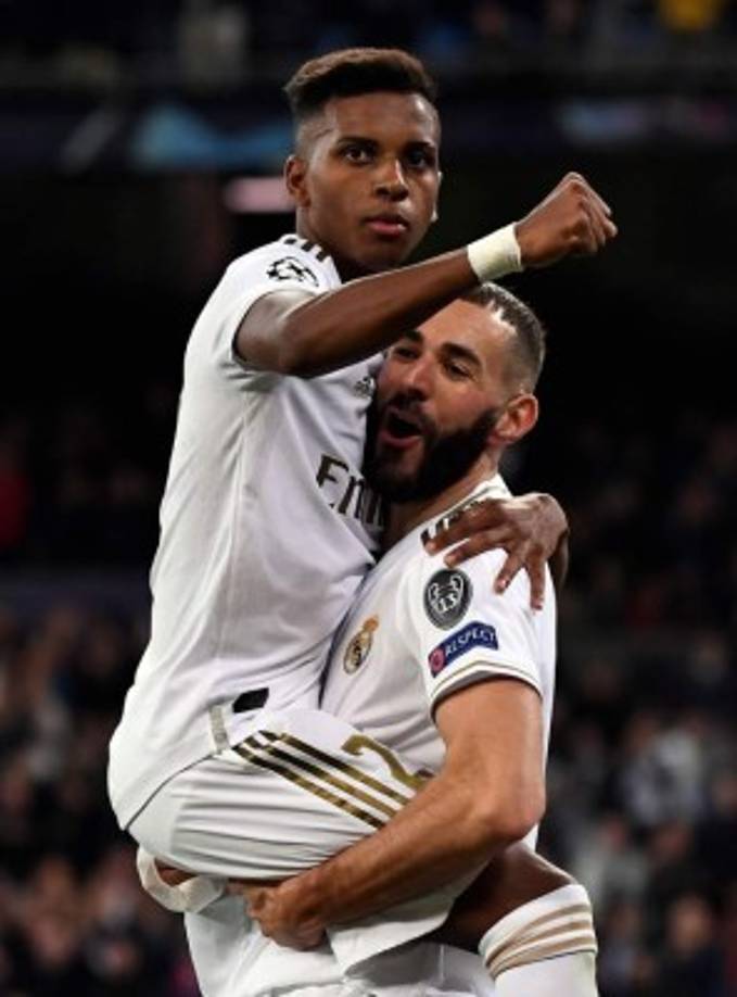 El festejo entre Benzema y Rodrygo, quien le dio la asistencia al francés.