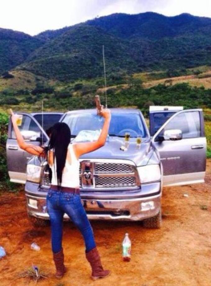 Y así, las mujeres del norte de México continúan ingresando al temible mundo del narcotráfico, donde se exponen al peligro pero también a las efímeras 'recompensas' del mismo. Fotos: El blog del narco, Farándula de las buchonas.