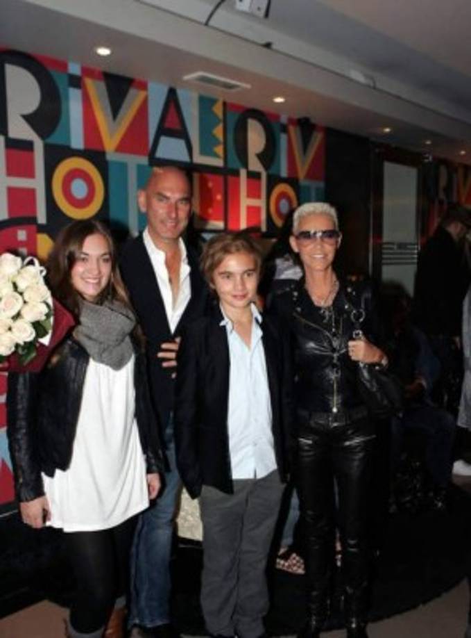 Aún en estos momentos la artista encontró razones para estar agradecida 'Al mismo tiempo, tengo mucha suerte. Una familia fantástica, un trabajo fantástico y una casa fantástica. Cuando pienso en ello me digo a mí misma que no puedo sentarme a lloriquear”, puntualizó la diva.<br/>