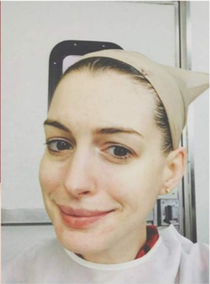 Anne Hathaway se mostró muy segura al compartir una foto suya sin nada de maquillaje.