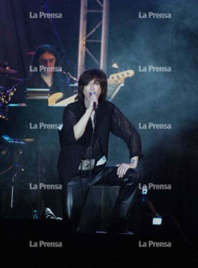 La muerte de Camilo Sesto a los 72 años de edad ha causado luto a nivel mundial, sobre todo en el mundo de la música. Pero también ha causado mucho sentir entre los hondureños, quienes se han volcado en las redes sociales para recordar el legado y mejores canciones del intérprete español.