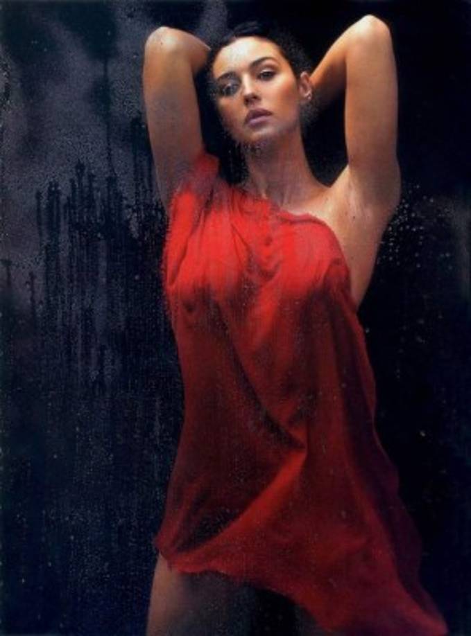 [Gracia] Los gestos de una mujer atractiva son suaves y con mucha gracia. Tiene una postura perfecta y una manera de caminar fabulosa. Sus movimientos revelan qué tanto se quiere a sí misma. Y el balanceo de cadera para los hombres es casi un acto hipnótico.