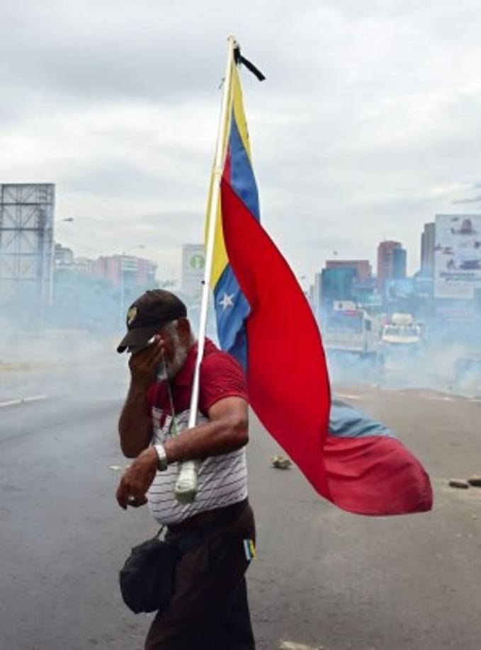 El gobernador opositor y dos veces candidato presidencial, Henrique Capriles, realizó una transmisión en directo vía Periscope en la que mostró a funcionarios de la GNB a bordo de motocicletas y tanquetas que disparaban lacrimógenas y perdigones de goma en los escenarios de protesta.