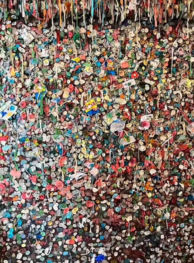 Las personas con su creatividad realizan diferentes formas con la goma de mascar dejadas en esa pared.