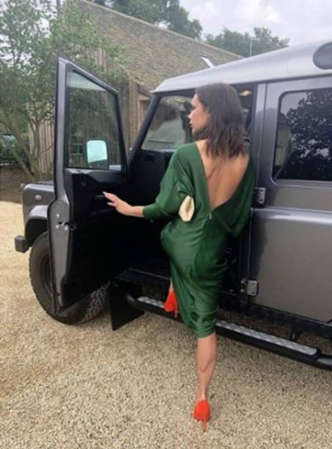 Victoria (44) se reinventó como diseñadora y empresaria, valorando su firma en 100 millones de euros tras conseguir una inversión de la empresa Neo Investment Partners. Sus diseños se exhiben en los eventos de moda más importantes del mundo y son los favoritos de personalidades como Melania Trump y Meghan Markle.