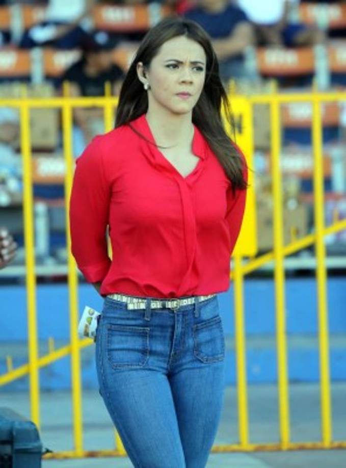 La periodista de Televicentro, Isabel Zambrano, no se perdió el juego en el Nacional.