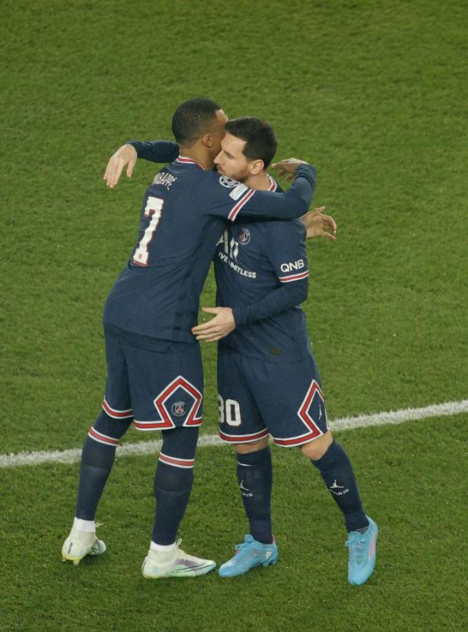 Mbappé recibió un abrazo por parte de Lionel Messi.