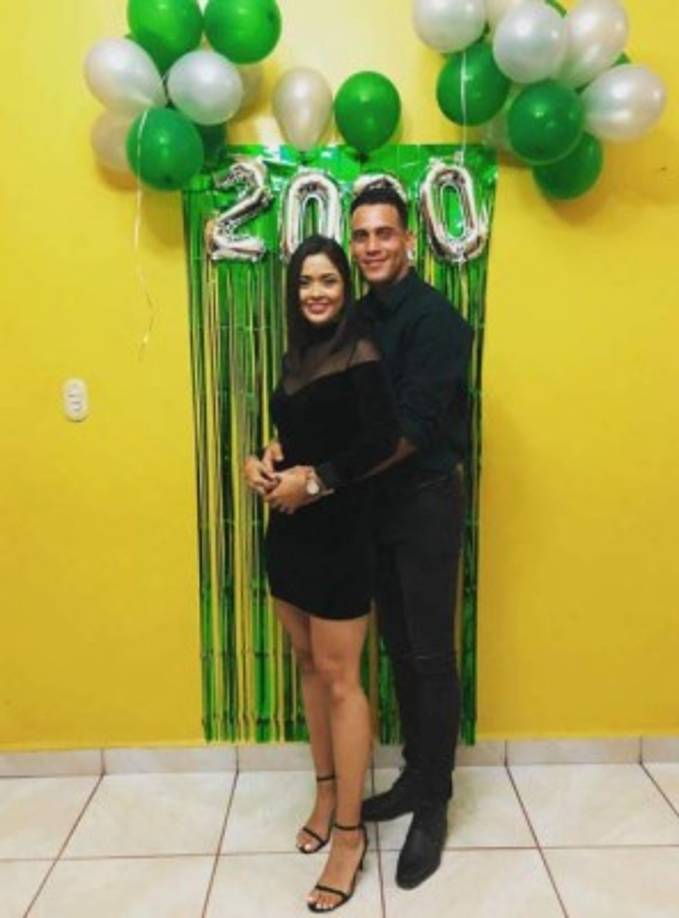 Ángel Tejeda: El delantero hondureño del Real España le dio la bienvenida al 2020 al lado de su bella novia Andrea Núñez.