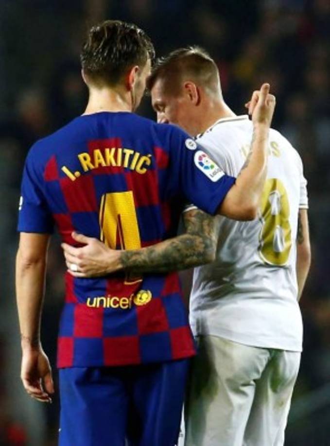 Ivan Rakitic y Toni Kroos hablan muy amigables al final del partido.