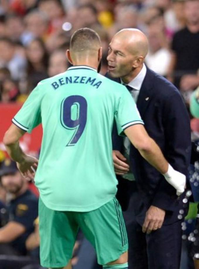 Zidane festejó a lo grande la victoria del Real Madrid y fue a felicitar a Benzema tras la anotación.