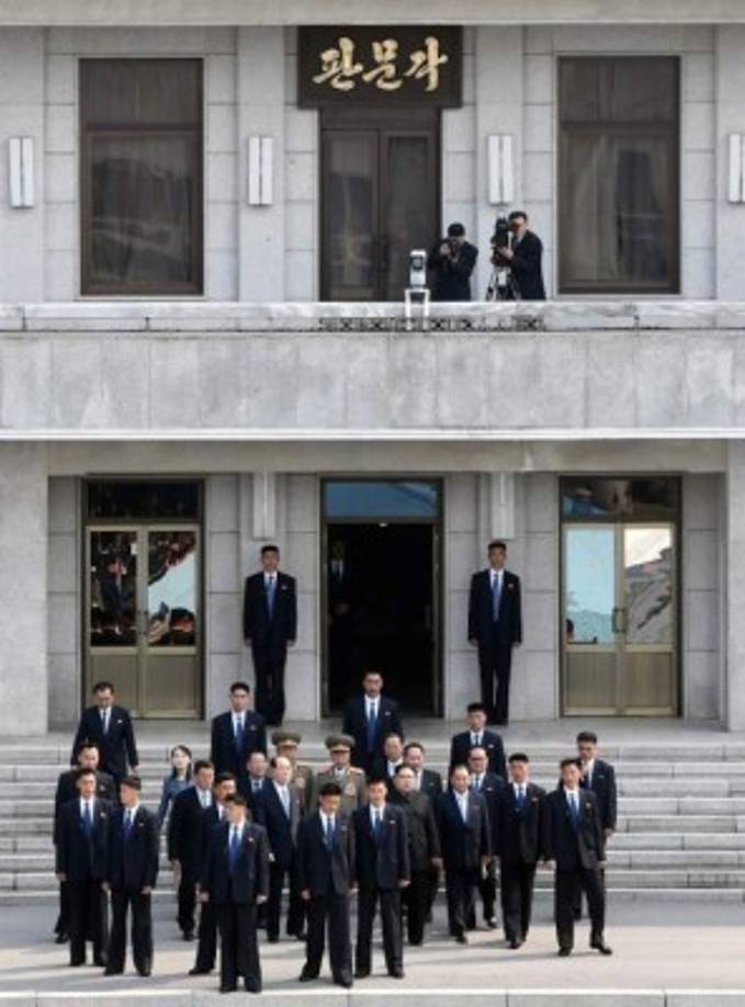 Según la prensa, las medidas de seguridad fueron reforzadas más aún cuando Kim asumió el poder.<br/><br/>Durante el desfile militar que marcó el 70 aniversario de la creación de las fuerzas armadas regulares en febrero pasado, Pyongyang desplegó tres tipos de unidades diferentes que ejercían como capas de protección de Kim.<br/>