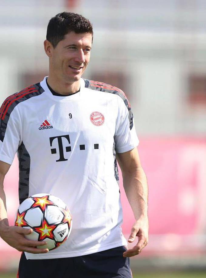 Sorpresa. Según medios españoles y franceses, el agente de Robert Lewandowski se ha acercado con el Barcelona y el PSG para ofrecer los servicios del delantero polaco. El goleador a estas alturas no renueva con el Bayern Múnich.