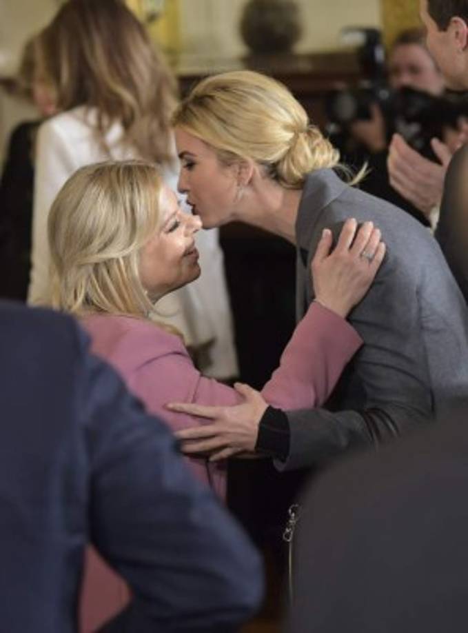 La primera hija saludando a Sara Netanyahu.