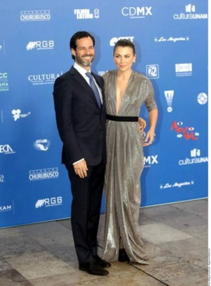 La actriz y su esposo, Emiliano Salinas, desfilaron por la alfombra roja de la 59 entrega del premio Ariel, ceremonia en la que estaba nominada como mejor actriz por su actuación en la película 'Rumbos paralelos'.<br/><br/>Ludwika Paleta lució un hermoso vestido con escote que la hizo ver espectacular.<br/>
