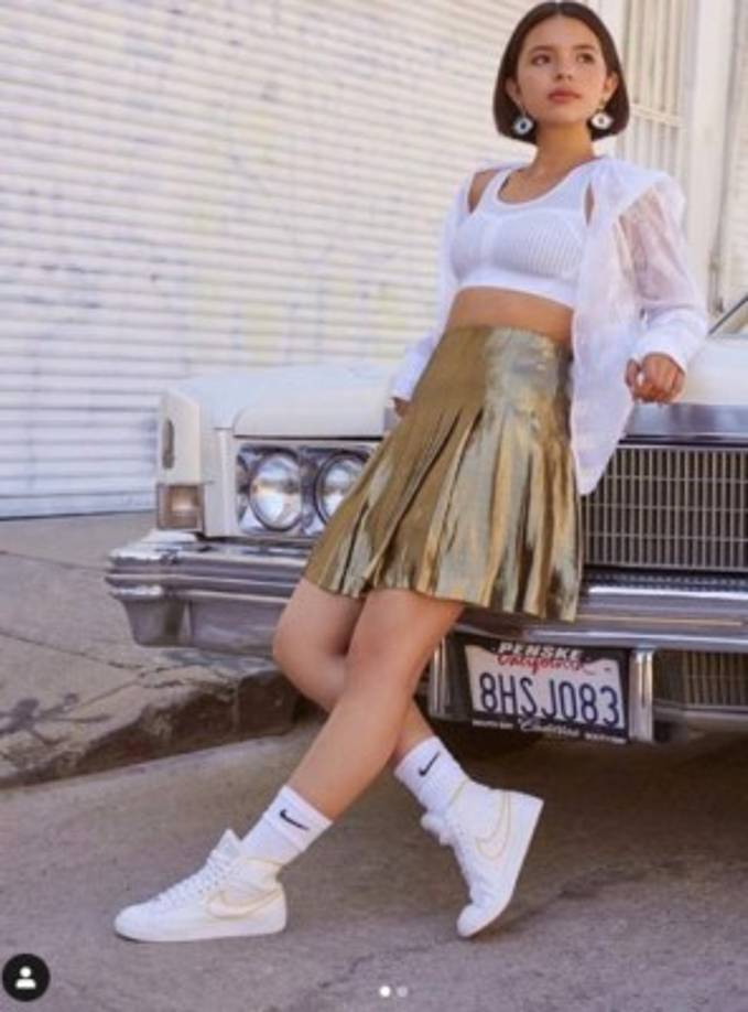 En sus redes sociales publica constantemente fotografías luciendo diferentes outfits que la hacen lucir muy bella.