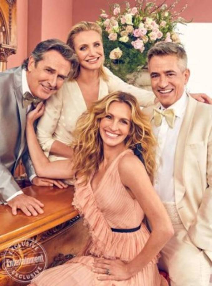 George (Ruper Everett) el mejor amigo gay de Julianne acude en su rescate cuando esta entra en pánico al intentar decir la verdad sobre sus sentimientos a Michael.<br/><br/>Ante la cobardía de Julianne de revelar sus verdaderos sentimientos, hace pasar a George como su prometido y lo lleva a la cena de ensayo que culmina con todo el grupo interpretando el clásico de Aretha Franklin 'I'll say a little pray for you', una de las escenas icónicas de la película.