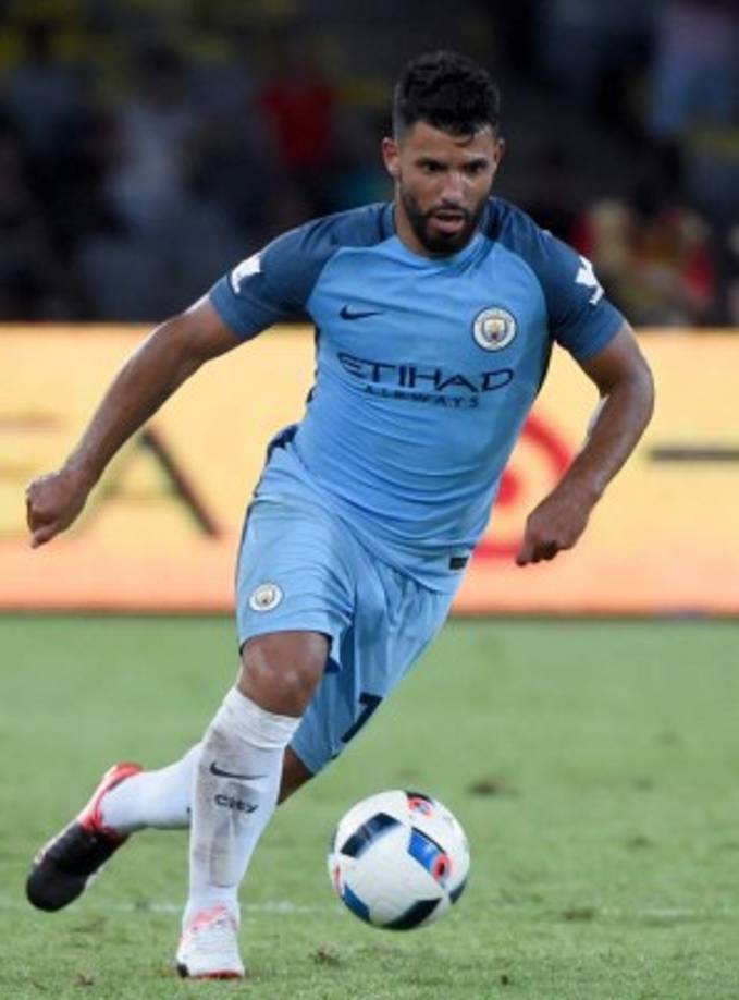 De acuerdo a información del diario británico Mirror, el crack argentino Sergio Agüero no está a gusto en el Manchester City jugando a las órdenes de Pep Guardiola. Por ello, el máximo mandatario del club blanco estaría dispuesto a realizar una inversión millonaria para vestir al 'Kun' con la camiseta del Real Madrid si finalmente ve reducida la sanción de la FIFA que le impide realizar incorporaciones hasta enero de 2018.