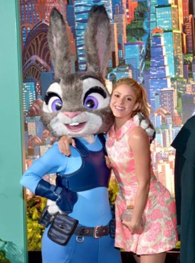 Shakira con el oficial Judy Hopps.