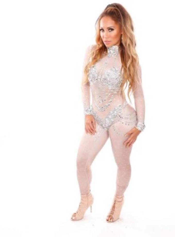 El entusiasmo de los presentes llevó a Peña a tener que contar con tres guardaespaldas, e incluso uno de ellos la confundió con la cantante de El Bronx.<br/><br/>En la gala de entrega de estos premios, a los que también acudió Jennifer López, un buen número de asistentes confundió a la californiana con la estrella de origen puertorriqueño cuando esta se levantó para ir al baño.<br/><br/>'El estadio entero empezó a gritar. Me aplaudían y tomaban fotos. No podía hacer nada, solo agachar la cabeza', explica. 'Por más que diga que no soy JLo, la gente no me suelta, sea en Miami, Los Ángeles o México'.<br/><br/><br/><br/>