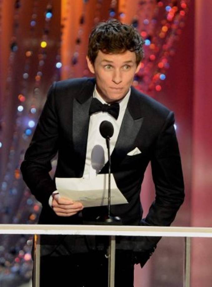 El actor Eddie Redmayne presenta uno de los premios.