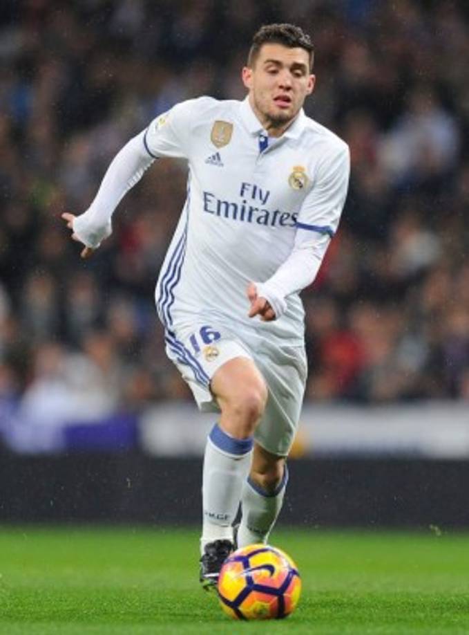 Mateo Kovacic se ha convertido en un objetivo para la medular de la Juventus de Turín, según apuntan diversos medios italianos. El centrocampista croata, uno de los mejores de la pretemporada del Real Madrid, ha llamado y mucho la atención del finalista de la pasada edición de la Champions. El equipo turinés ha preguntado por la situación de Kovacic a sabiendas de que es intocable para el Real Madrid. El equipo dirigido por Massimiliano Allegri, viendo que los blancos tienen sobrepoblada en la medular, habría pedido la cesión con opción de compra por el futbolista.