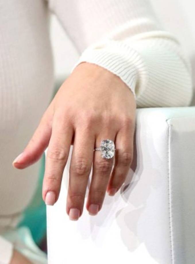 Sus uñas con colores nude y su anillo de diamantes que le regaló su esposo.