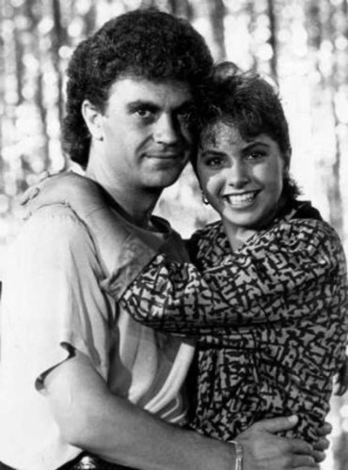 Lucerito y Mijares se conocieron durante el rodaje de la película Escápate conmigo, en la que protagonizaron una historia de amor y, aunque la diferencia de edades era muy grande, hubo química entre ambos.