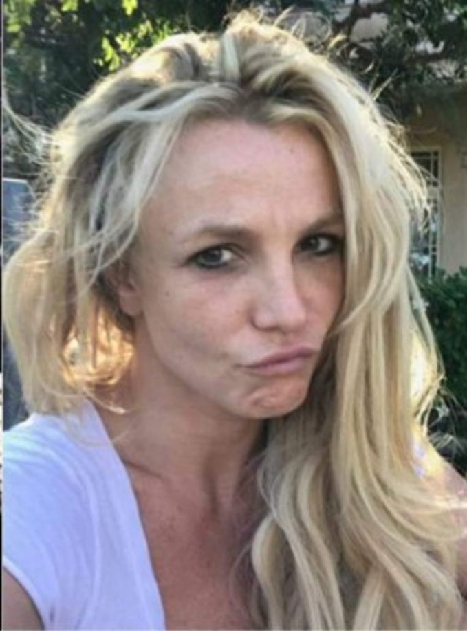 Britney Spears quien ha tenido problemas con las adicciones ha sido captada en varias ocasiones luciendo al natural.