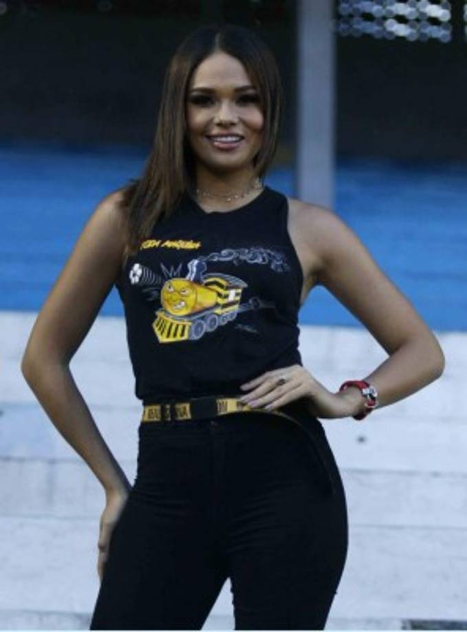 Sirey Morán es aficionada al Real España y llegó al estadio para ver al club de sus amores.