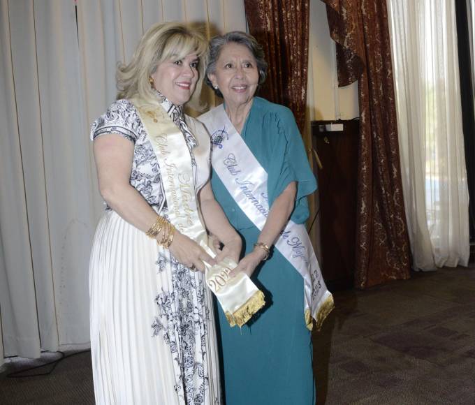 La distinguida dama Suyapa Chiovelli fue elegida por unanimidad para ser la “Madre del año 2023”, en un evento celebrado en el Club Hondureño Arabe de la Capital Industrial. La homenajeada Suyapa Chiovelli junto a Sonia de Pineda , quien fue honrada el año pasado. 