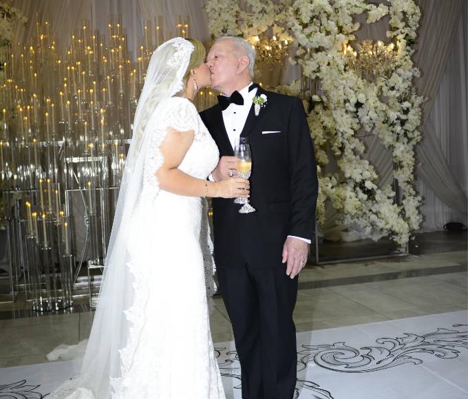 Con un romántico beso concluyeron la ceremonia eclesiástica, además de emitir palabras de agradecimiento a los asistentes que fueron testigos del enlace nupcial. 