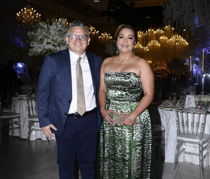 Emma Mejía y Roger D. Valladares se unen en sagrado matrimonio