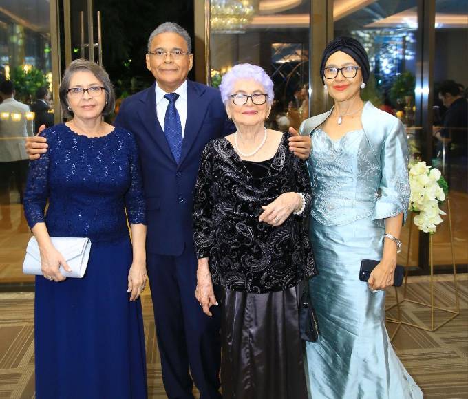 Elizabeth Vivas, Héctor Vivas, Elvira Toro y Sandra Vivas