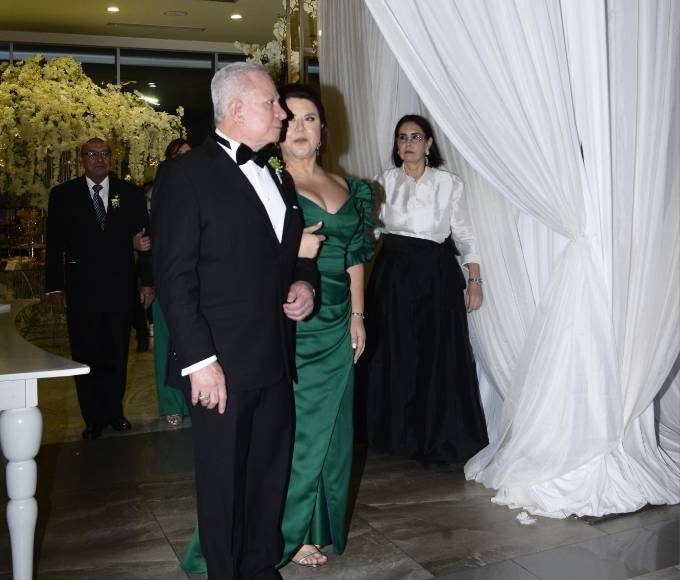 Roger Valladares ingresando al salón junto a su hija Melina Valladares