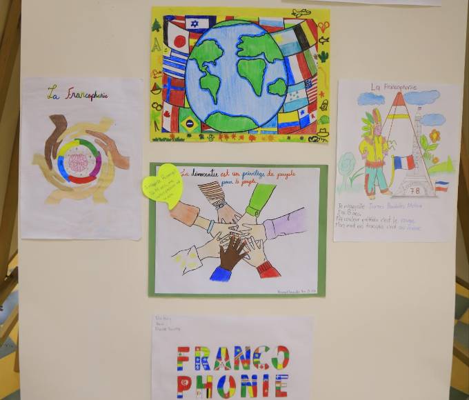 Vista de varios artes expuestos por los alumnos de la clase de francés.