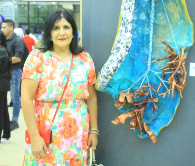 ”De hoja a coral” es el título de la pintura presentada por Doris Mejía. 