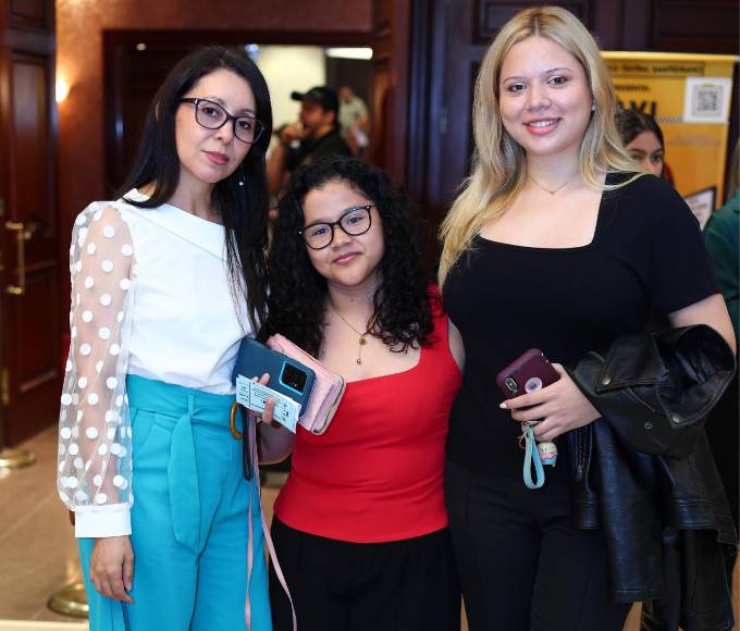 Elizabeth Izaguirre, Yaneth Gómez y Eva Cervantes