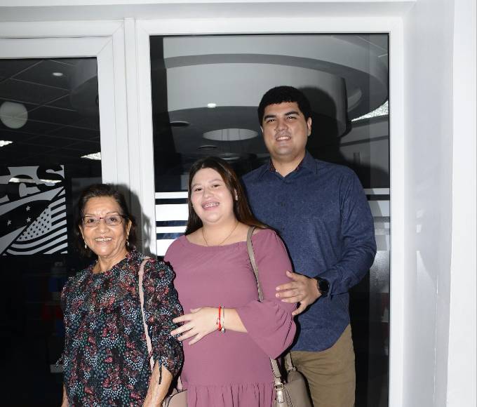 Martha Luz Martínez, Jennifer Ávila y Reuben Espinal