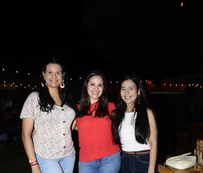 Dacia Zavala, Daphne Antúnez y Linda Flores 