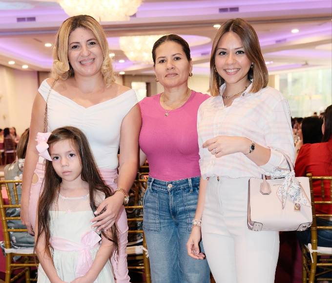 Roxanna Díaz, Ariana Guillén, Aleyda Cruz y Carolina Kolenovic