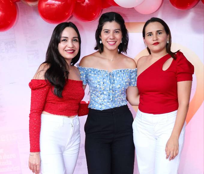 Damas del equipo de Suscripciones. 