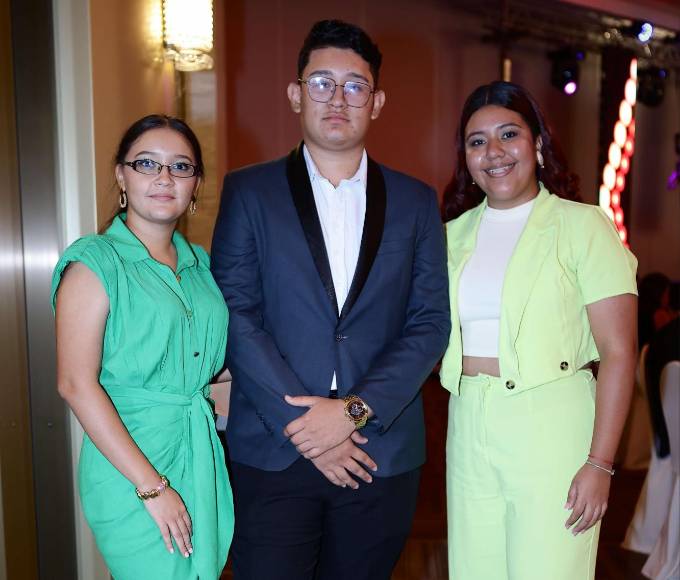 Andrea Orellana, Álex Villanueva y Nohelia Raudales