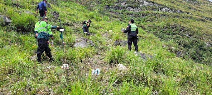 El vehículo terminó al borde de las caudalosas aguas del río Sendamal, según imágenes difundidas en las redes sociales. 