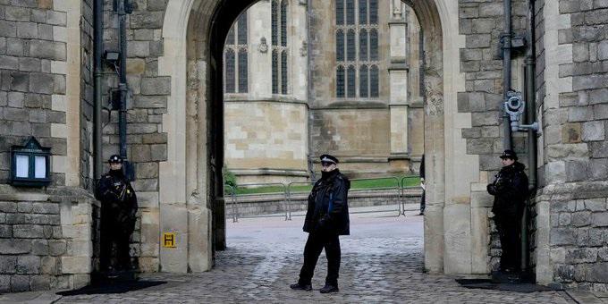 Arrestan a joven que ingresó armado al castillo de Windsor donde la reina Isabel II celebra Navidad