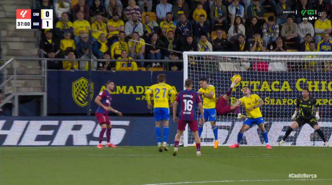 Momento de la chilena de Joao Félix en el Cádiz vs FC Barcelona.