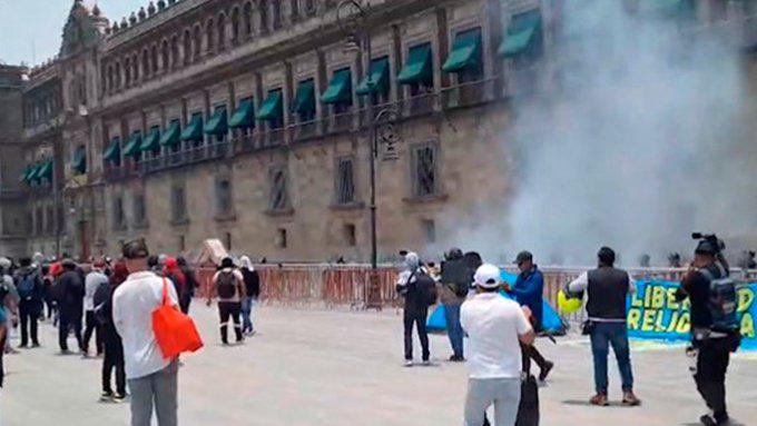 Estudiantes de Ayotzinapa atacan el Palacio Nacional de México y dejan 26 policías heridos